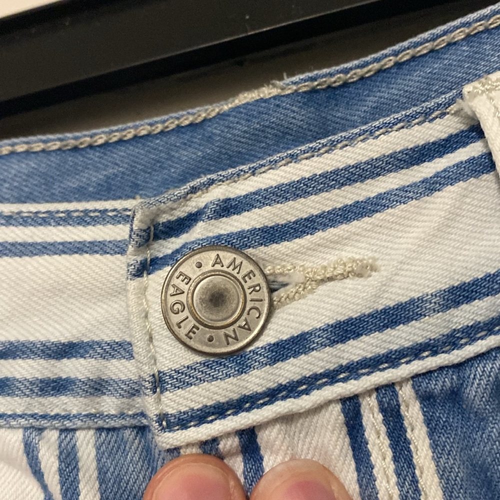 American Eagle Outfitters 🦅 AE Striped Denim Blue White Mom Jean Pants - Size 6 - Picture 2 of 4